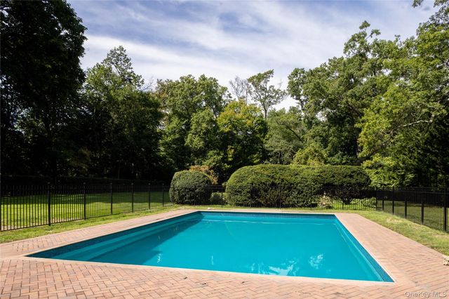 217 Feeks Lane, Locust Valley, NY 11560