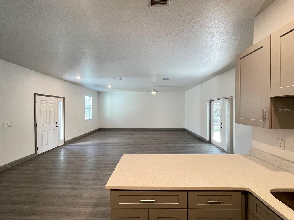 Image 5 of property listing at 10 GUAVA LANE COURSE, Ocklawaha, FL 32179