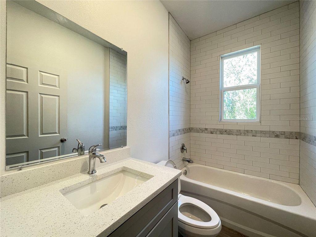 Image 10 of property listing at 10 GUAVA LANE COURSE, Ocklawaha, FL 32179