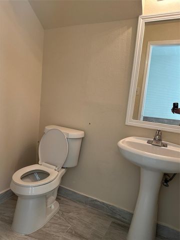 6942 Paris B, Houston, TX 77021