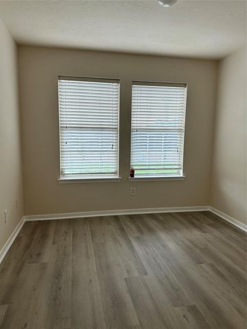 6942 Paris B, Houston, TX 77021