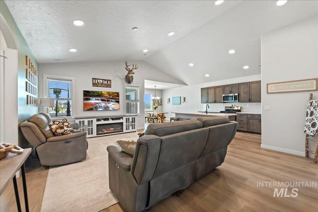 1914 N Perth Ave, Middleton, ID 83644
