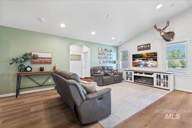 1914 N Perth Ave, Middleton, ID 83644
