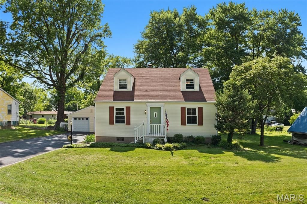 25 Roselawn Avenue, Fairview Heights, IL 62208