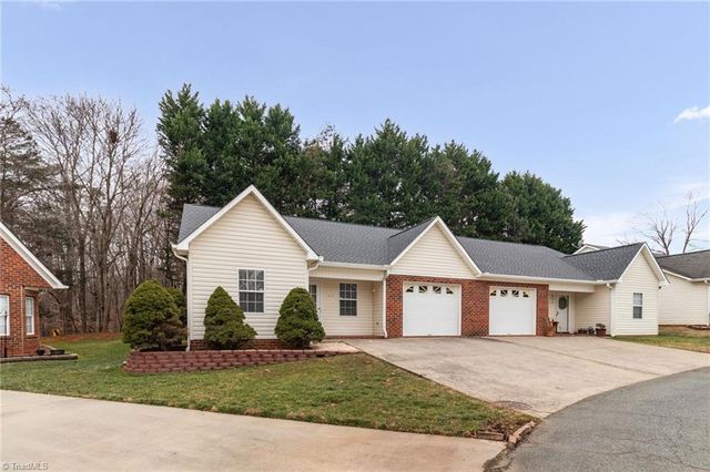 124 Bethania Oaks Circle, Pfafftown, NC 27040