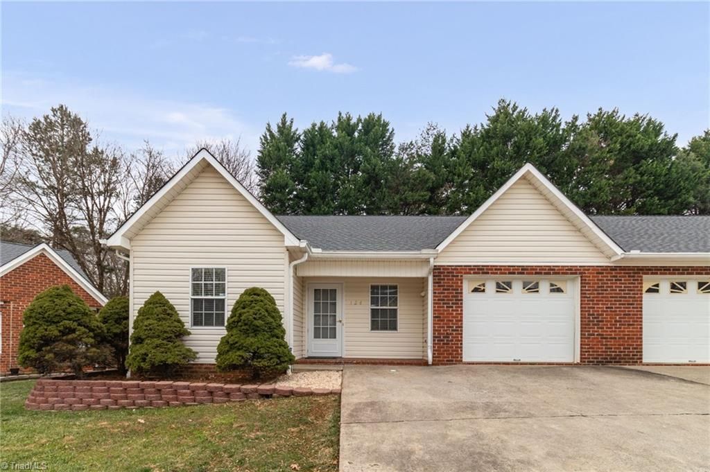 124 Bethania Oaks Circle, Pfafftown, NC 27040