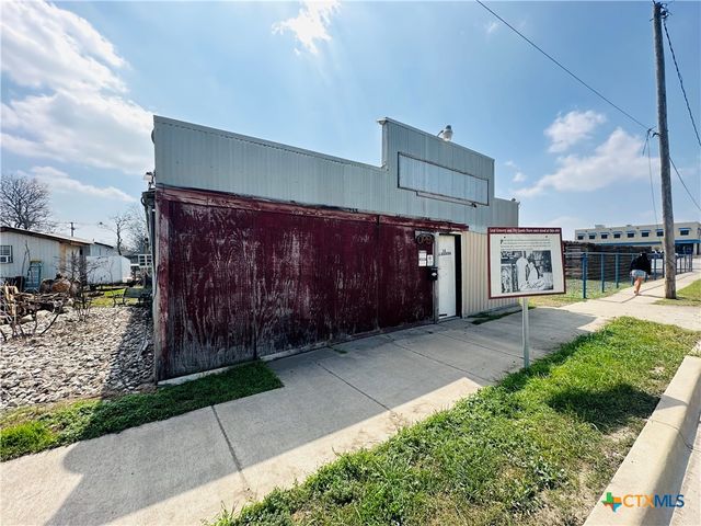 307 W Central Avenue, Nixon, TX 78140