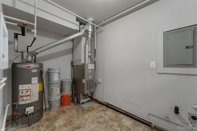 15751 W 14 Mile Road, Beverly Hills, MI 48025