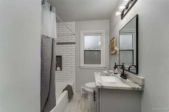 15751 W 14 Mile Road, Beverly Hills, MI 48025