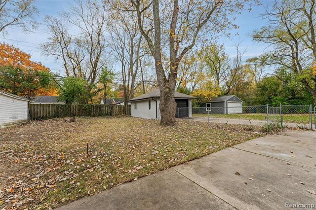 15751 W 14 Mile Road, Beverly Hills, MI 48025