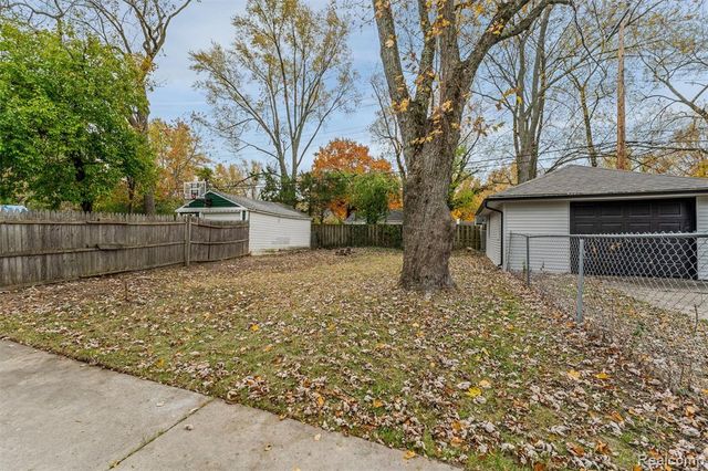 15751 W 14 Mile Road, Beverly Hills, MI 48025