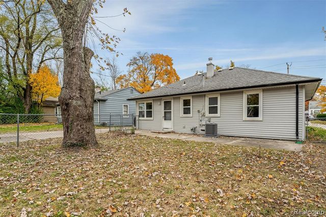 15751 W 14 Mile Road, Beverly Hills, MI 48025