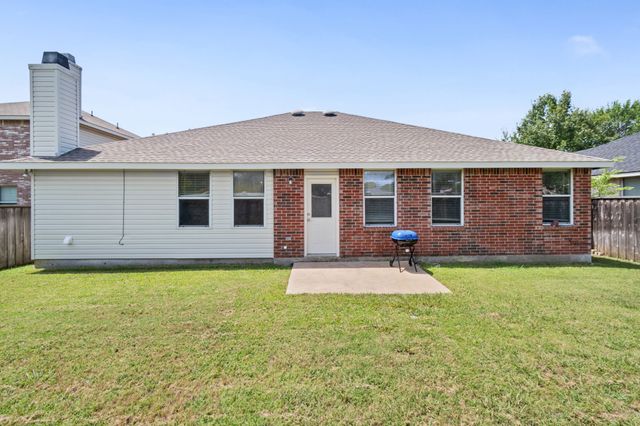 2140 Hacienda Court, Grand Prairie, TX 75052