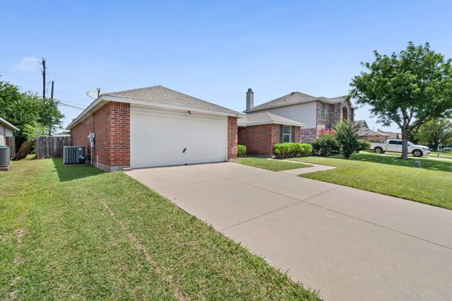 2140 Hacienda Court, Grand Prairie, TX 75052
