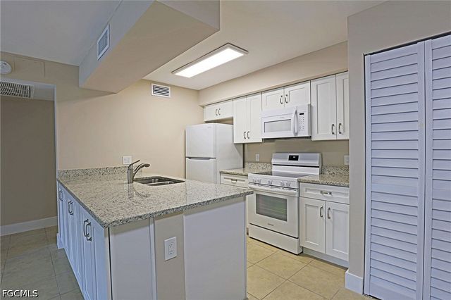 5307 Summerlin RD 702, Fort Myers, FL 33919