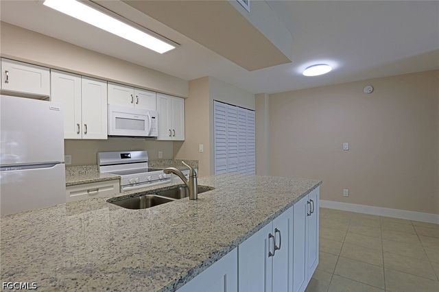 5307 Summerlin RD 702, Fort Myers, FL 33919