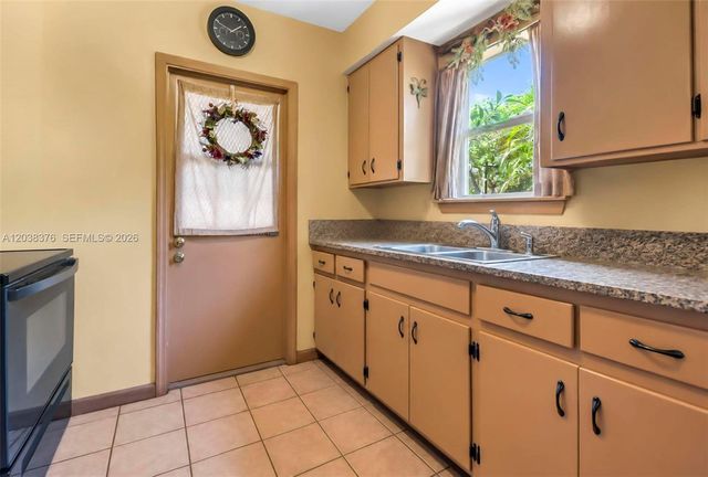 955 NE 128th St, North Miami, FL 33161