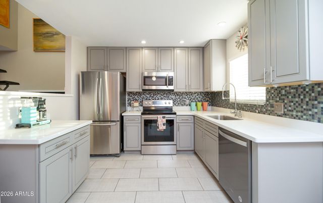 1057 E BUTLER Drive B4, Phoenix, AZ 85020