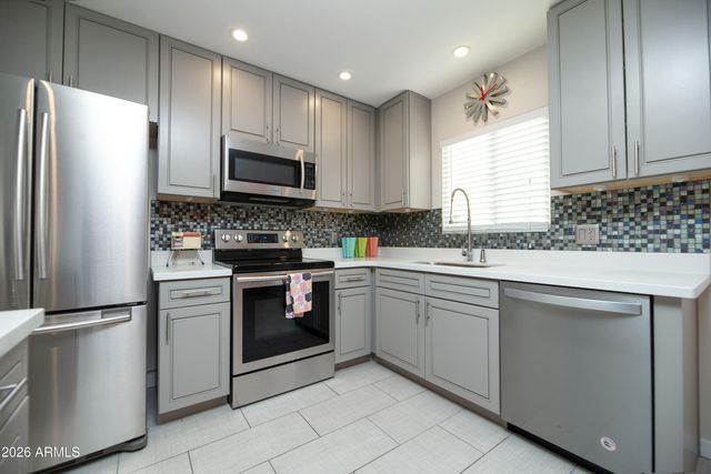 1057 E BUTLER Drive B4, Phoenix, AZ 85020