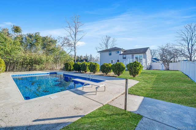 20 Marilynn Street, East Islip, NY 11730