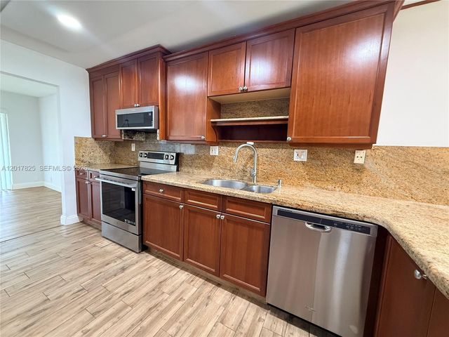 9717 N New River Canal Road 406, Plantation, FL 33324