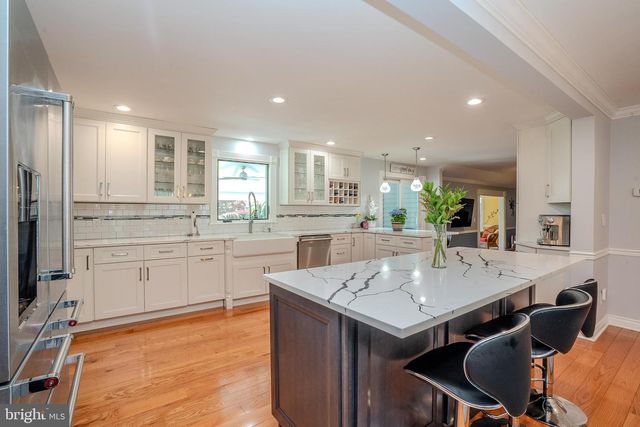 6 MILLSTONE DR, Cranbury, NJ 08512