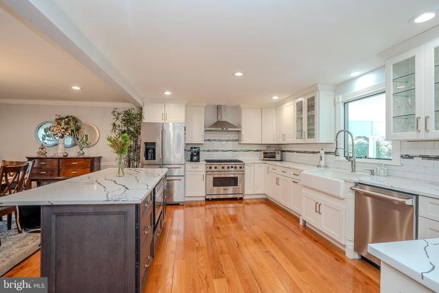 6 MILLSTONE DR, Cranbury, NJ 08512