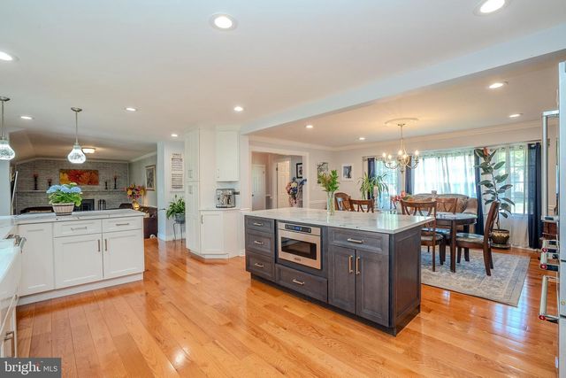 6 MILLSTONE DR, Cranbury, NJ 08512