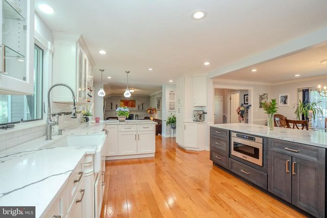 6 MILLSTONE DR, Cranbury, NJ 08512