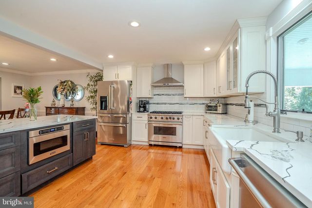 6 MILLSTONE DR, Cranbury, NJ 08512
