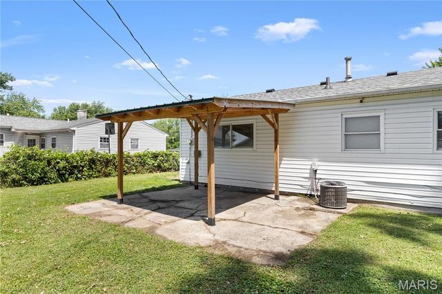 2404 Meadowlane Drive, Mitchell, IL 62040