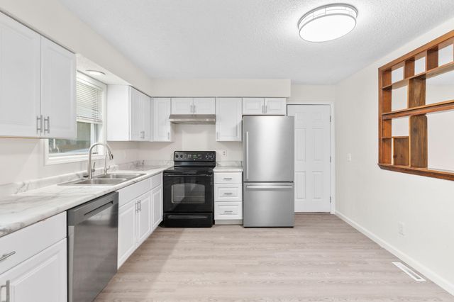 137 N Wynwood Avenue, Republic, MO 65738