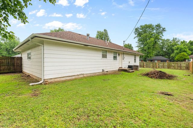 137 N Wynwood Avenue, Republic, MO 65738