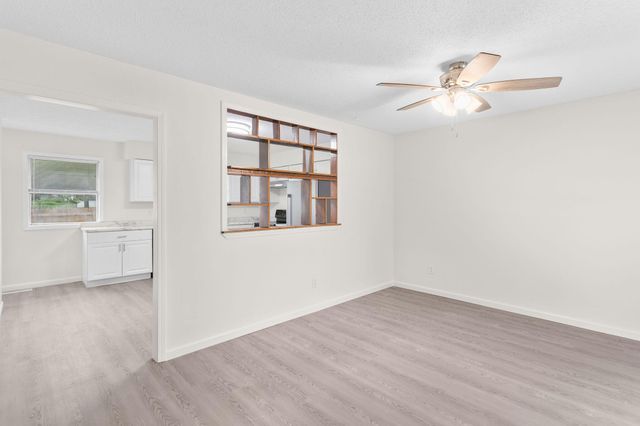 137 N Wynwood Avenue, Republic, MO 65738