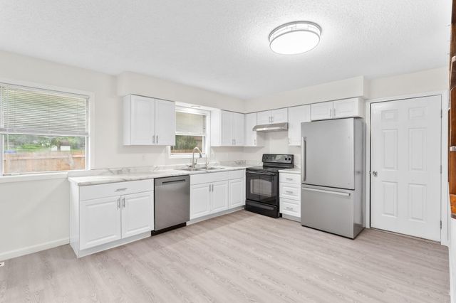 137 N Wynwood Avenue, Republic, MO 65738
