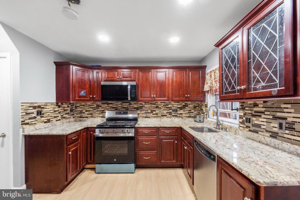 Image 13 of property listing at 1302 CROWNFIELD CT, Baltimore, MD 21239