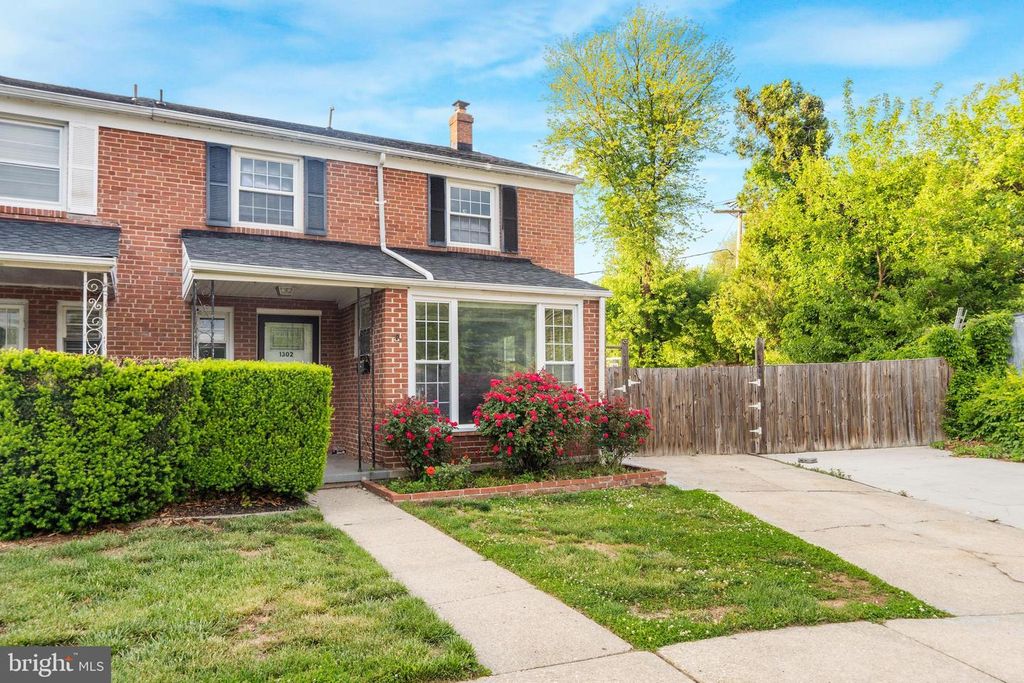 Image 2 of property listing at 1302 CROWNFIELD CT, Baltimore, MD 21239