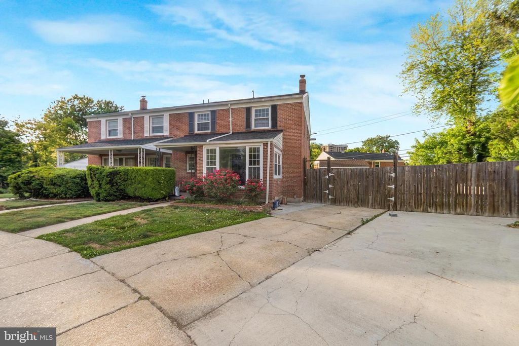 Image 3 of property listing at 1302 CROWNFIELD CT, Baltimore, MD 21239