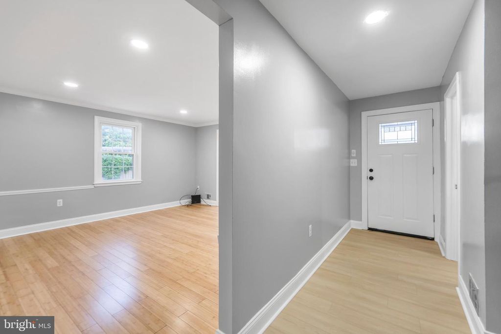 Image 5 of property listing at 1302 CROWNFIELD CT, Baltimore, MD 21239
