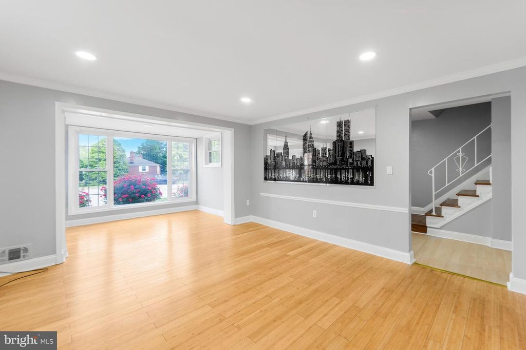 Image 8 of property listing at 1302 CROWNFIELD CT, Baltimore, MD 21239