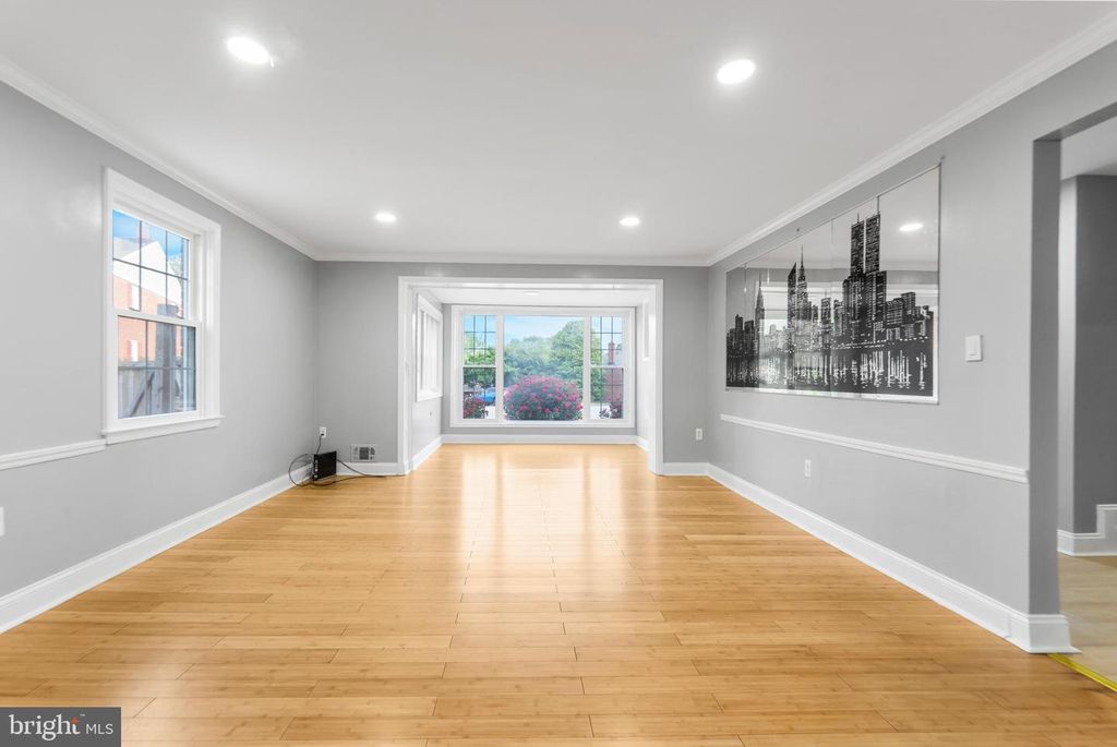 Image 9 of property listing at 1302 CROWNFIELD CT, Baltimore, MD 21239