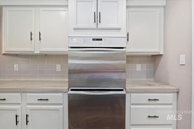7566 S Valley Heights Dr, Boise, ID 83709