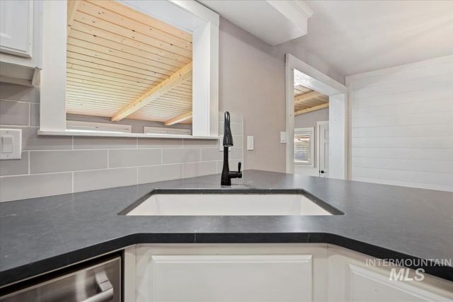 7566 S Valley Heights Dr, Boise, ID 83709