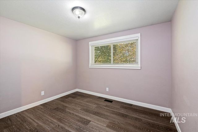 7566 S Valley Heights Dr, Boise, ID 83709