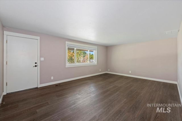 7566 S Valley Heights Dr, Boise, ID 83709
