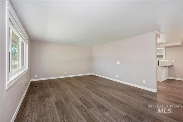 7566 S Valley Heights Dr, Boise, ID 83709
