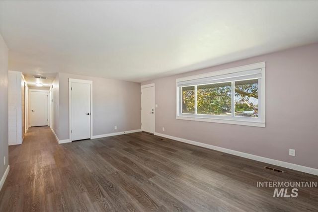 7566 S Valley Heights Dr, Boise, ID 83709