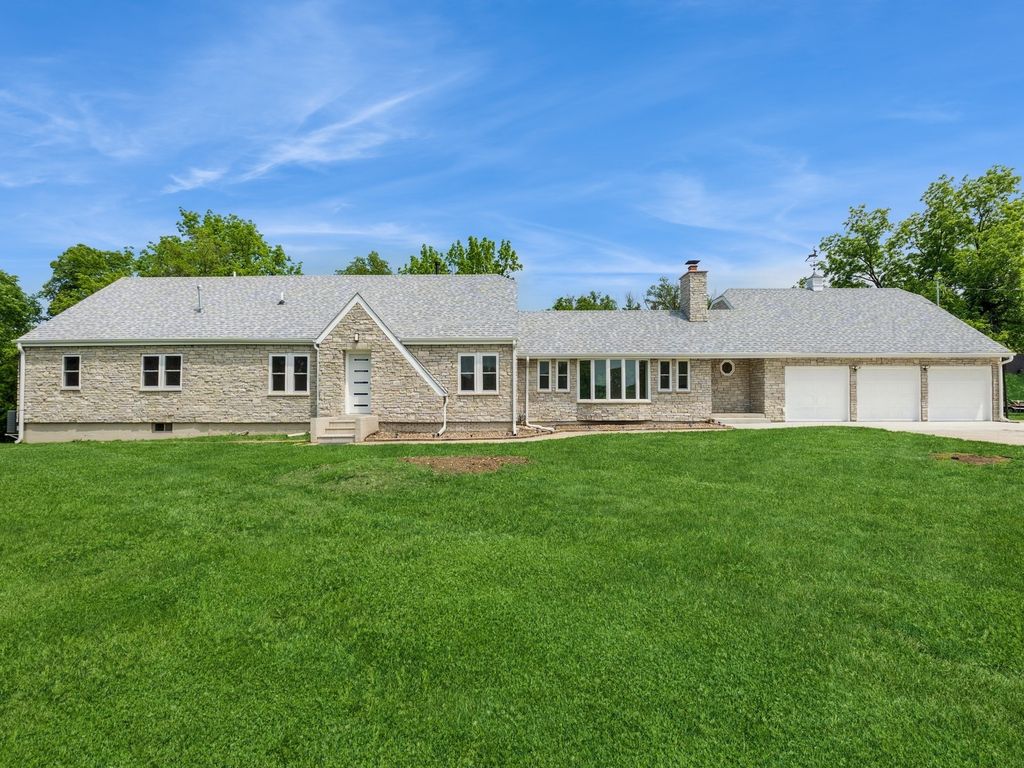 4390 E Broadway Avenue, Des Moines, IA 50317