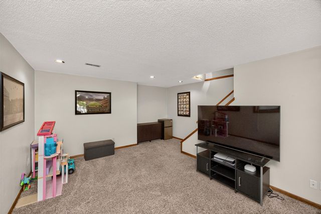 4825 71st Street, Urbandale, IA 50322