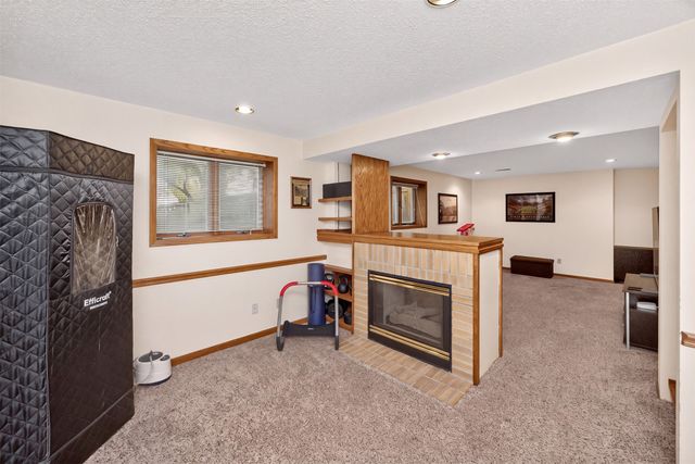 4825 71st Street, Urbandale, IA 50322